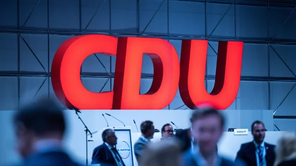 Das Logo der CDU auf einem Parteitag. - © Michael Kappeler/dpa/Symbolbild
