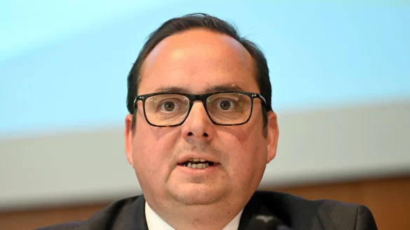 Thomas Kufen (CDU), Oberb&uuml;rgermeister von Essen, spricht w&auml;hrend einer Pressekonferenz. - &copy; Federico Gambarini/dpa/Archivbild