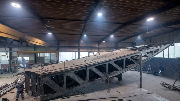 An einem der Bauteile des zuk&uuml;nftigen Freiheits- und Einheitsdenkmals wird in einer Werkstatt in Nordrhein-Westfalen gearbeitet (Archivbild). Das seit Jahren umstrittene Denkmal soll in unmittelbarer Nachbarschaft von Humboldt Forum und ehemaligem DDR-Staatsratsgeb&auml;ude in Berlin-Mitte entstehen. - &copy; Sina Schuldt/dpa