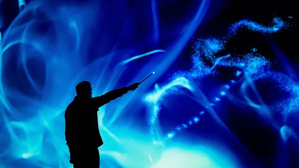 Ein Besucher steht in der Ausstellung &laquo;Harry Potter: Visions of Magic&raquo; im Oddyseum vor einer digitalen Leinwand. - &copy; Marius Becker/dpa