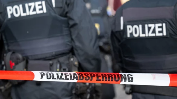 Polizisten stehen hinter einem Polizei-Flatterband. - &copy; Hannes P. Albert/dpa