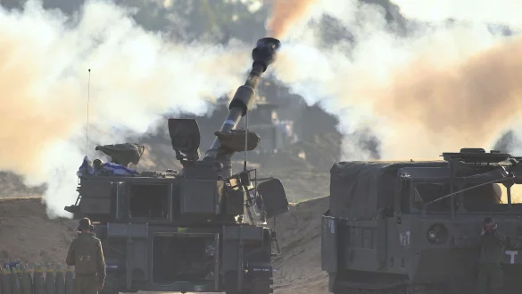 Eine israelische Artillerie feuert in Richtung des Gazastreifens. - &copy; Ilan Assayag/JINI/XinHua/dpa