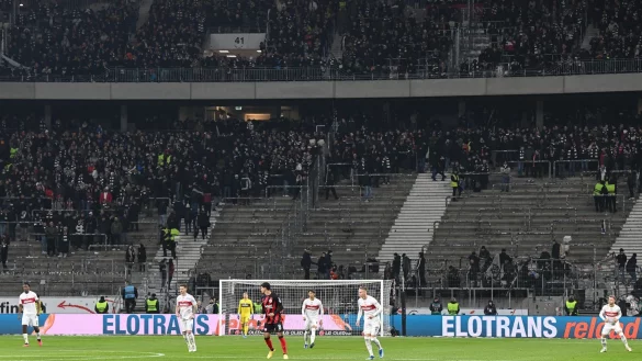 Aus Protest gegen die Polizei zogen sich die Frankfurter Ultras aus ihrem Fanblock zur&uuml;ck. - &copy; Arne Dedert/dpa