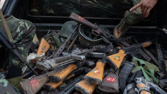 Von einer bewaffneten Gruppe beschlagnahmte Waffen des Militärs im Ort Loikaw im Karenni-Staat. - © Myo Satt Hla Thaw/dpa