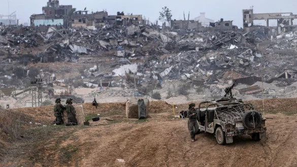 Israelische Armeefahrzeuge und Soldaten sind in der N&auml;he der Grenze zum Gazastreifen zu sehen. - &copy; Tsafrir Abayov/AP/dpa