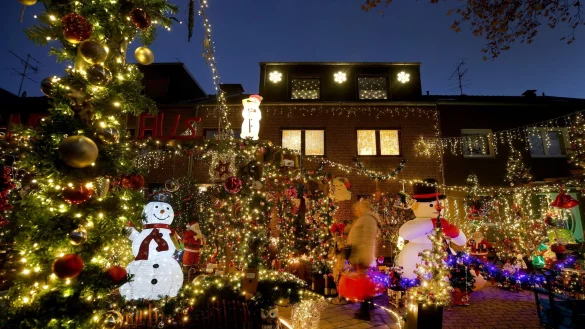 In allen Farben leuchtet das weihnachtlich dekorierte Haus von Altenpfleger Dirk van Acken in Oberhausen. - &copy; Roland Weihrauch/dpa