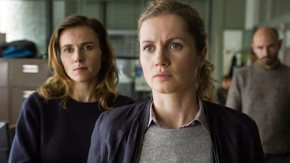 Leonie Winkler (Cornelia Gr&ouml;schel, r) und Karin Gorniak (Karin Hanczewski) versuchen gemeinsam, den Hergang der Tat zu rekonstruieren. - &copy; Daniela Incoronato/BR/MDR/W&B Television/dpa