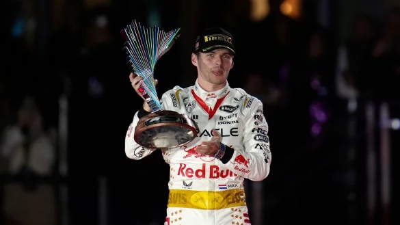 Sieg in Las Vegas: Die n&auml;chste Troph&auml;e f&uuml;r Max Verstappen. - &copy; Nick Didlick/AP/dpa
