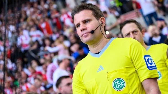 Schiedsrichter Felix Brych stellt den Rekord der meisten Bundesliga-Spiele ein. - &copy; Tom Weller/dpa