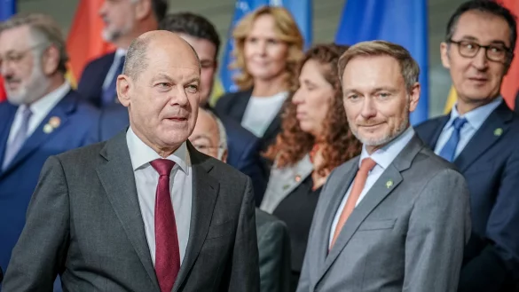 FDP-Chef Christian Lindner (r) stärkt Bundeskanzler Olaf Scholz den Rücken. - © Kay Nietfeld/dpa