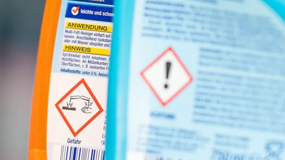 Ätzend und gefährlich: Hinweiszeichen auf Putzmittelverpackungen informieren über potenziell gefährliche Inhaltsstoffe. - © Zacharie Scheurer/dpa-tmn