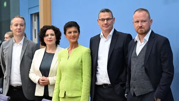 Die Vorstandsmitglieder des Vereins &laquo;B&uuml;ndnis Sahra Wagenknecht - F&uuml;r Vernunft und Gerechtigkeit&raquo;: Lukas Sch&ouml;n (l-r), Amira Mohamed Ali, Sarah Wagenknecht, Ralf Suikat und Christian Leye. - &copy; Soeren Stache/dpa