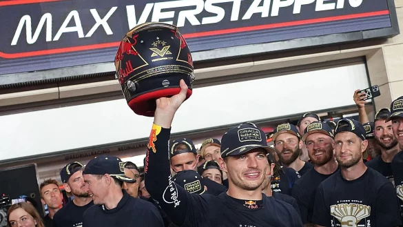 Das Red Bull Team feiert mit Max Verstappen aus den Niederlanden vom Team Oracle Red Bull den dritten Weltmeistertitel. - &copy; Hasan Bratic/dpa