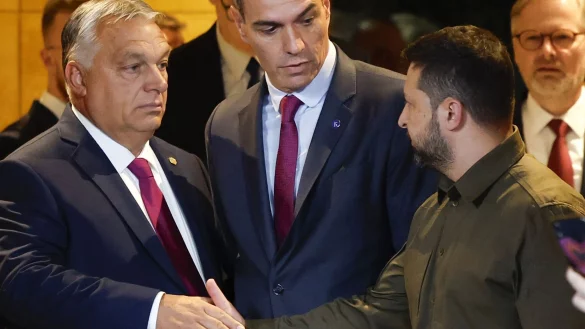 Wolodymyr Selenskyj trifft beim Gipfel in Granada auch auf Ungarns Ministerpr&auml;sident Viktor Orban. - &copy; Peter Klaunzer/KEYSTONE/dpa