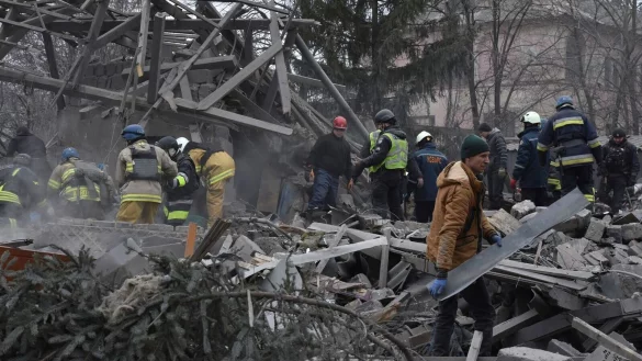 Rettungskr&auml;fte sind in Saporischschja nach den massiven russischen Angriffen im Einsatz. - &copy; Andriy Andriyenko/AP/dpa