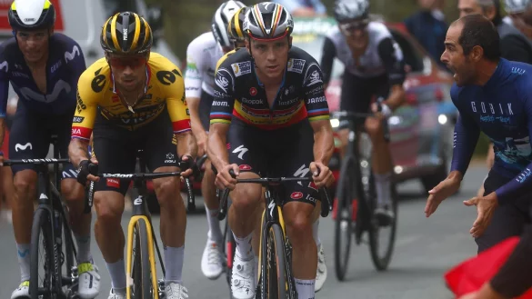 Die Teams der beiden Stars Primoz Roglic (l) und Remco Evenepoel stehen vor einer Fusion. - &copy; Pep Dalmau/Belga/dpa