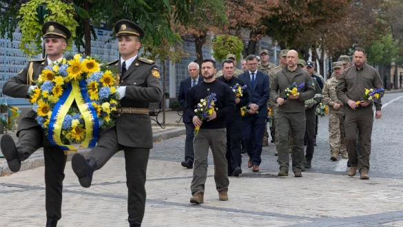Ukraines Pr&auml;sident Wolodymyr Selenskyj nimmt an einer Kranzzeremonie w&auml;hrend des Tages der Verteidiger auf dem Mykhailivska-Platz in Kiew teil. - &copy; ---/Ukraine Presidency/Planet Pix via ZUMA Press Wire/dpa