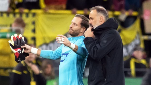 Hoffenheims Torwart Oliver Baumann (l) und Trainer Pellegrino Matarazzo reagieren nach dem Spiel. - &copy; Bernd Thissen/dpa