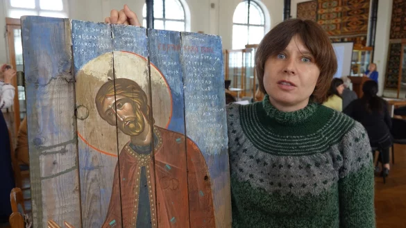 Die ukrainische K&uuml;nstlerin Sonja Atlantowa steht neben einer modernen Ikone im Museum f&uuml;r angewandte Kunst in Kiew. - &copy; Friedemann Kohler/dpa