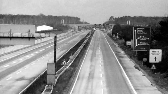 Blick auf eine leere Autobahn. Wegen der &Ouml;lkrise wurde 1973 zum ersten Mal ein sonnt&auml;gliches Fahrverbot verh&auml;ngt. - &copy; dpa