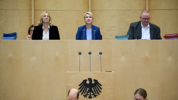 Die amtierende Bundesratspräsidentin, Mecklenburg-Vorpommerns Regierungschefin Manuela Schwesig (oben M), eröffnet die 1038. Plenarsitzung des Deutschen Bundesrats. - © Bernd von Jutrczenka/dpa