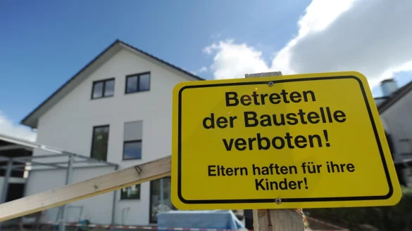 Spezielle Haftpflichtversicherungen k&ouml;nnen Bauherren vor hohen Schadenersatzforderungen sch&uuml;tzen, sollten Dritte auf der Baustelle zu Schaden kommen. - &copy; Tobias Hase/dpa-tmn