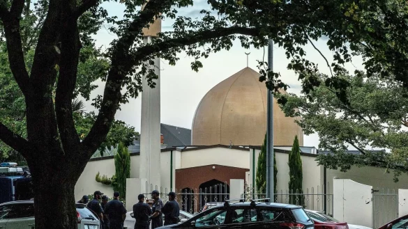 Polizisten stehen am Tag nach der Tat vor einer der beiden Moscheen in Christchurch, wo ein Rechtsextremer 51 Menschen erschoss und 50 weitere verletzte. - © Martin Hunter/SNPA via AAP/dpa