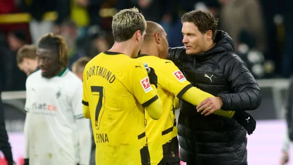 Nach dem Dortmunder Sieg gegen Gladbach gaben sich BVB-Trainer Edin Terzic (r) und sein Team erleichtert. - &copy; Bernd Thissen/dpa