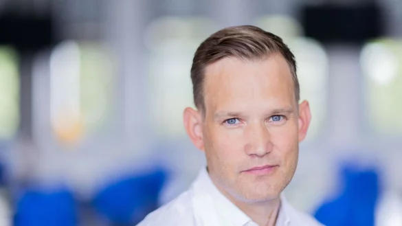 Hendrik Streeck, Direktor des Instituts für Virologie an der Uniklinik Bonn, steht in einem Labor seines Institutes. - © Rolf Vennenbernd/dpa