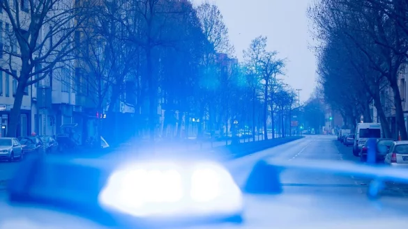 Ein Blaulicht leuchtet auf dem Dach eines Streifenwagens der Polizei. - &copy; Christoph Soeder/dpa/Symbolbild