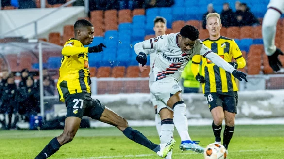 H&auml;ckens Akoua Romeo Amane (l) in Aktion gegen Leverkusens Nathan Tella. - &copy; Adam Ihse/TT News Agency/AP/dpa