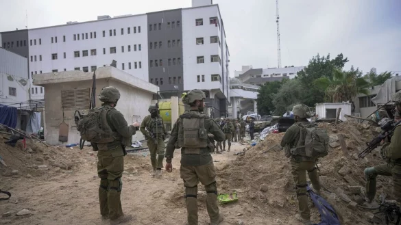 Israelische Soldaten stehen vor dem Schifa-Krankenhaus in Gaza. Der Direktor der Klinik, Mohammad Abu Salamia, ist vom israelischen Milit&auml;r festgenommen worden. - &copy; Victor R. Caivano/AP/dpa
