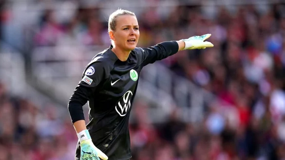 Wolfsburgs Torh&uuml;terin Merle Frohms f&auml;llt gegen Paris FC aus. - &copy; Adam Davy/PA Wire/dpa