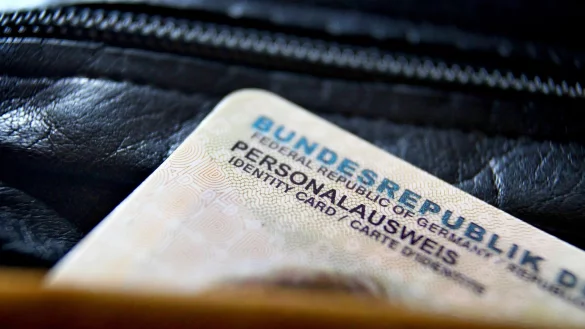 Im Netz k&ouml;nnten digitale Identit&auml;ten den analogen Personalausweis abl&ouml;sen. - &copy; Karl-Josef Hildenbrand/dpa/dpa-tmn