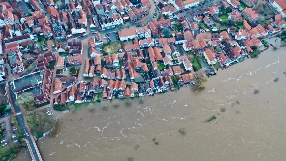 Blick auf die teilweise unter Wasser stehende Altstadt von Verden an der Aller. In weiten Teilen Niedersachsens bleibt die Hochwasserlage angespannt. - &copy; -/dpa