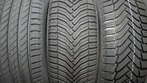 Die Profilierung macht den Unterschied: Links sind Sommerreifen, in der Mitte Allwetterreifen und rechts Winterreifen. - &copy; Robert G&uuml;nther/dpa-tmn