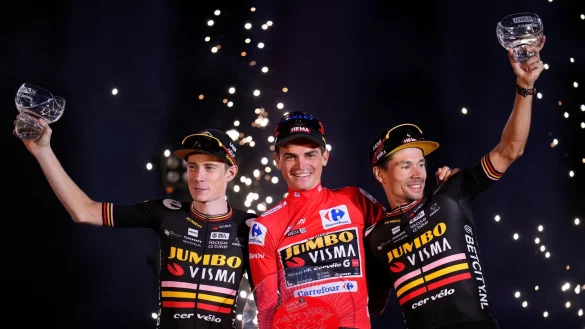 Sepp Kuss (M), Jonas Vingegaard (l) und Primoz Roglic r&auml;umten 2023 bei den Grand Tours ab. - &copy; Manu Fernandez/AP/dpa