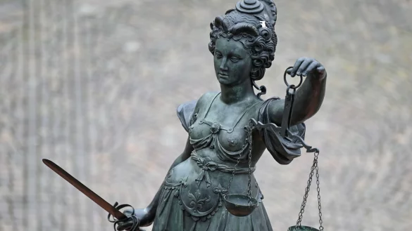 Eine Bronzefigur der Justitia mit Schwert und Waage. - &copy; Arne Dedert/dpa/Symbolbild