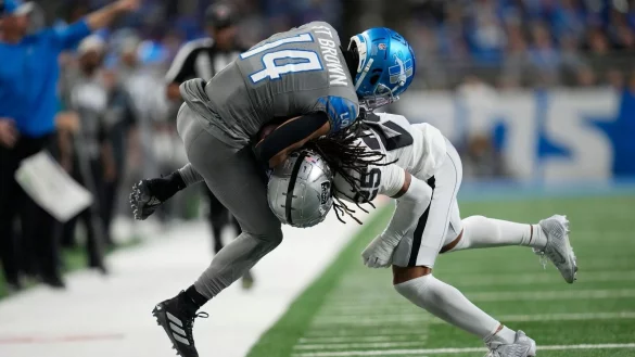 Detroit Lions Wide Receiver Amon-Ra St. Brown (14) wird von Las Vegas Raiders Safety Tre\\\'von Moehrig (25) aus dem Spielfeld gedr&auml;ngt. - &copy; Paul Sancya/AP