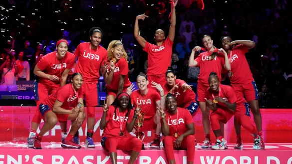 Die US-Basketballerinnen feiern den Gewinn des WM-Titels. - © Mark Baker/AP/dpa