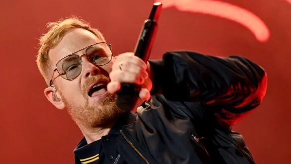 Der S&auml;nger Peter Fox steht beim Lollapalooza Festival am Berliner Olympiastadion auf der B&uuml;hne. - &copy; Britta Pedersen/dpa