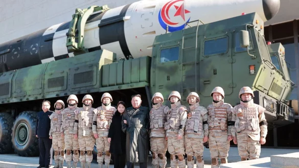 Nordkoreas Machthaber Kim Jong-un vor einem angeblichen Test einer Hwasong-17 Interkontinentalrakete. - &copy; KCNA/dpa