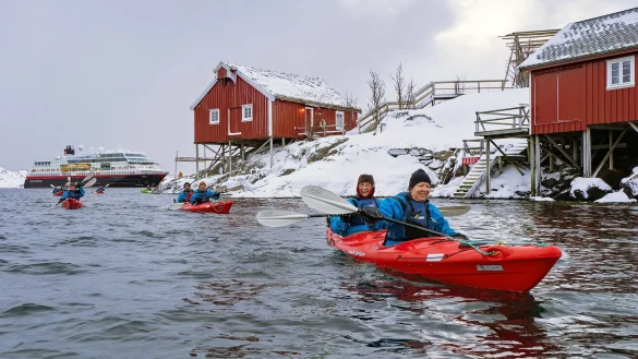 Kajakfahren in Norwegen als optionales Programm: Hurtigruten Norwegen stellt neue Kreuzfahrtreisen und Ausflugsm&ouml;glichkeiten vor. - &copy; Espen Mills/Hurtigruten/dpa-tmn