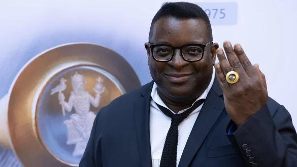 Filmemacher und Preistr&auml;ger Isaac Julien zeigt stolz den Kaiserring an seinem Finger. Der Ring ist mit einem Aquamarin besetzt. - &copy; Swen Pf&ouml;rtner/dpa