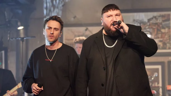 Clueso (l) und Bozza treten w&auml;hrend des X-Mas Specials der Initiative &laquo;All Hands On Deck&raquo; auf. - &copy; Georg Wendt/dpa