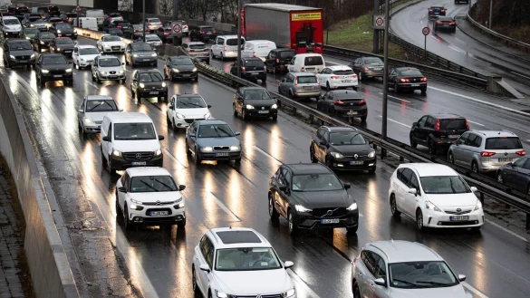 Fahrzeuge stauen sich auf einer Autobahn. - &copy; Fabian Sommer/dpa/Symbolbild