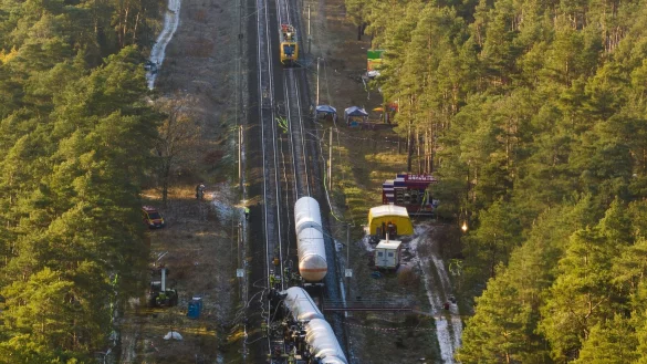 Besch&auml;digte Waggons stehen und liegen auf dem Bahndamm in Leiferde. - &copy; Philipp Schulze/dpa