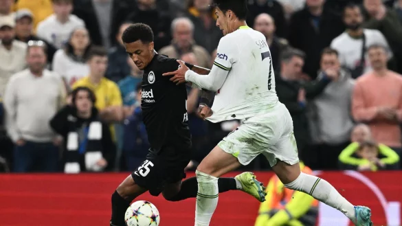 Frankfurts Tuta (l) k&auml;mpft um den Ball gegen Tottenhams Heung-Min Son. - &copy; Arne Dedert/dpa