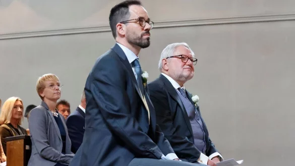 Ex-Mönch Anselm Bilgri (r) heiratet seinen Mann Markus Bilgri kirchlich in der alt-katholischen Kirche St. Willibrord. - © Uwe Lein/dpa