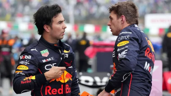 Diskussionsbedarf bei Red Bull: Sergio Perez (l) und Max Verstappen. - © Eugene Hoshiko/AP/dpa